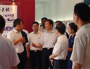 时任中组部部长李源潮视察娜娜姐姐洗衣机视频柏金地板一体化生产基地。